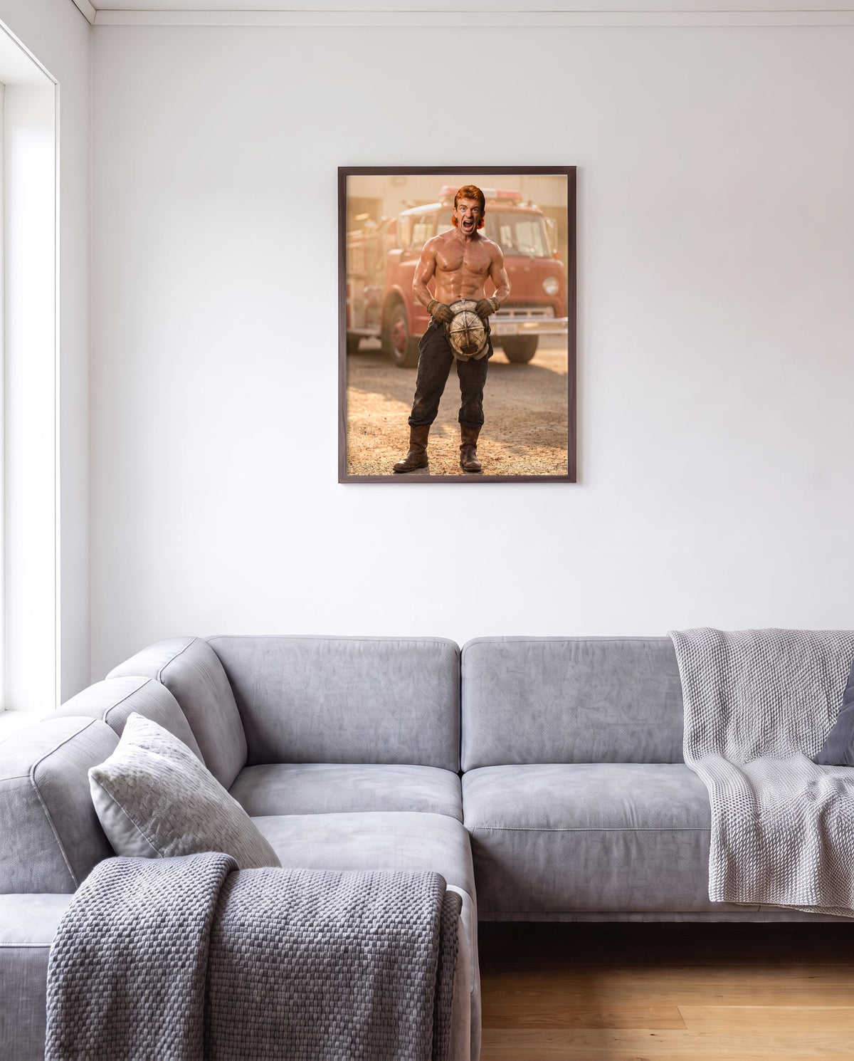 Innrammet plakat med eget motiv på en vegg