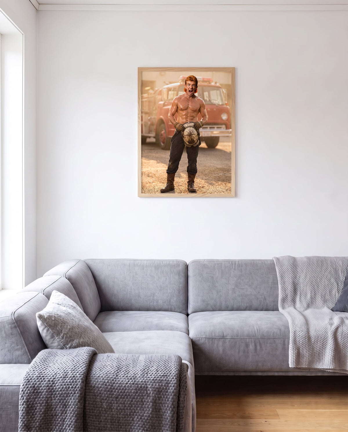 Innrammet plakat med eget motiv på en vegg