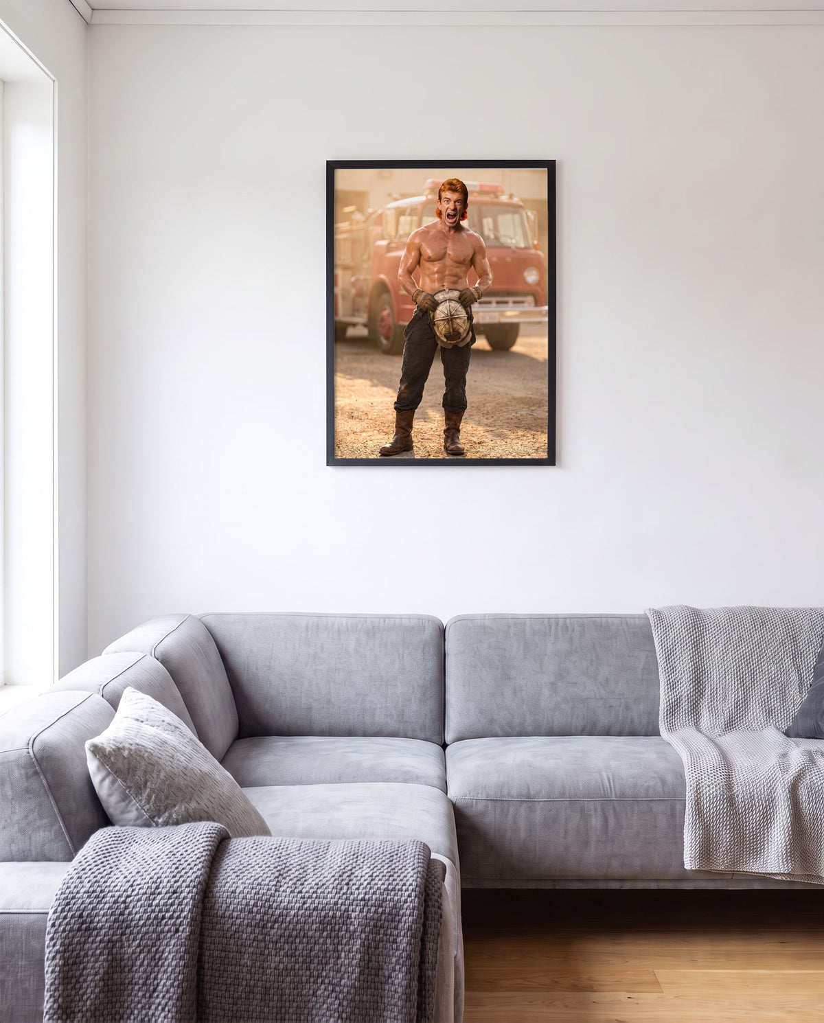 Innrammet plakat med eget motiv på en vegg