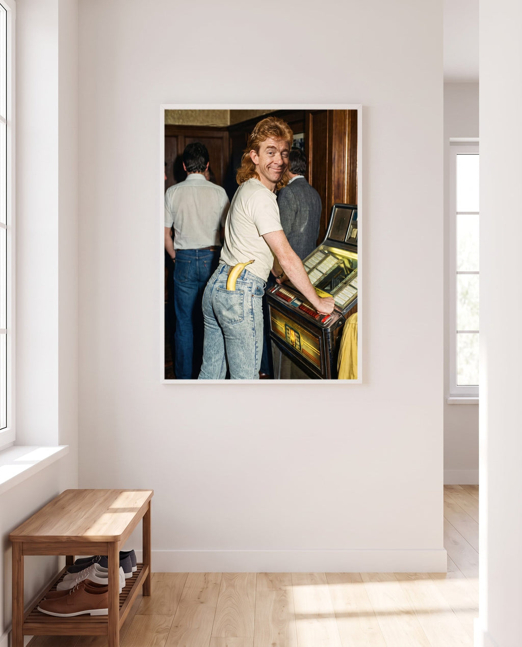 Innrammet plakat med eget motiv på en vegg