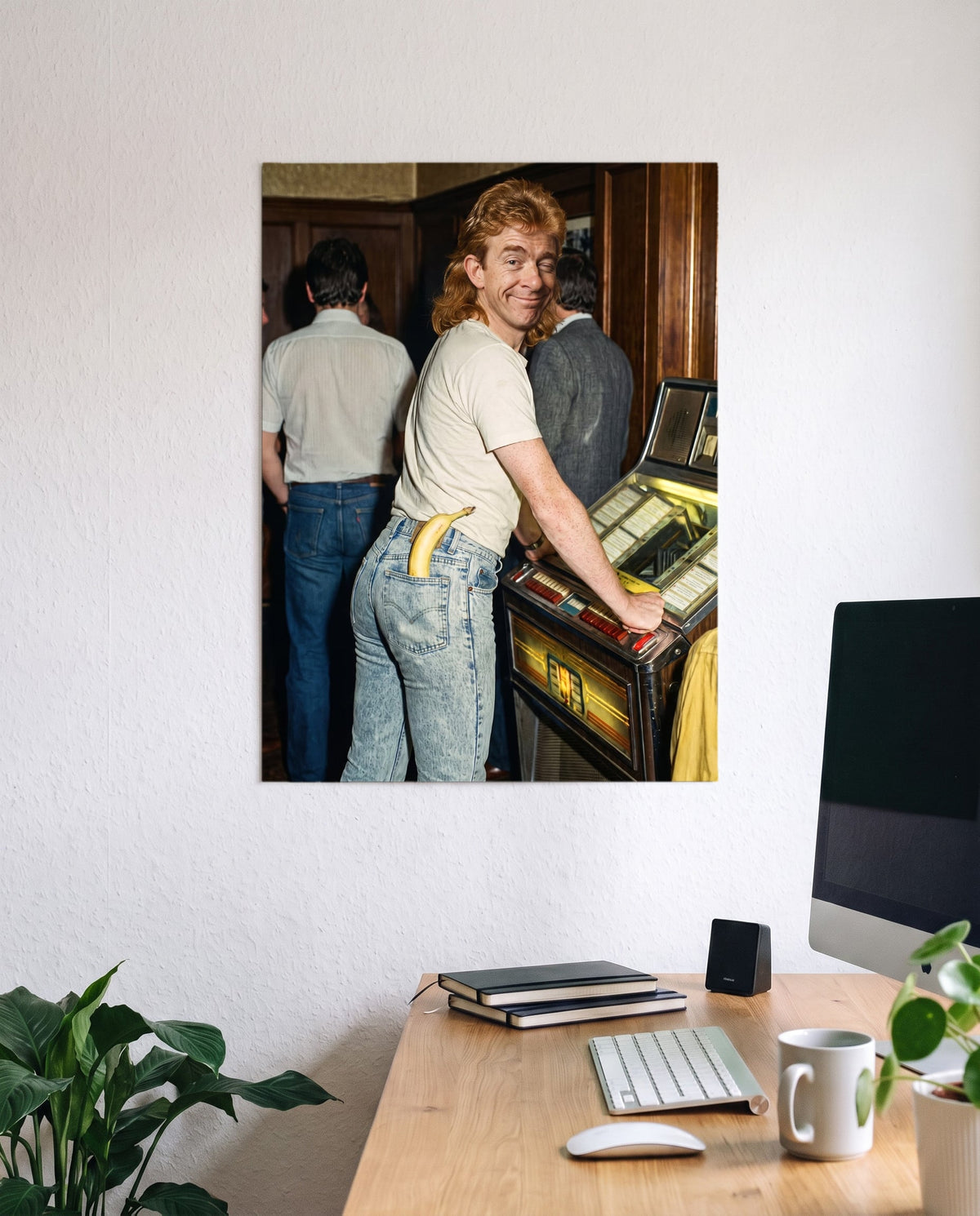 Plakat med eget motiv på en vegg i stua